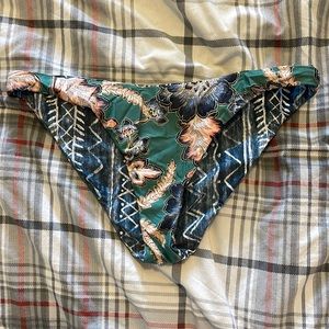 NWT O’Neill Reversible bikini bottoms, size L